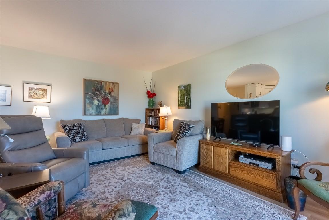 42-1750 Mckinley Court, Kamloops, BC - Indoor Photo Showing Living Room