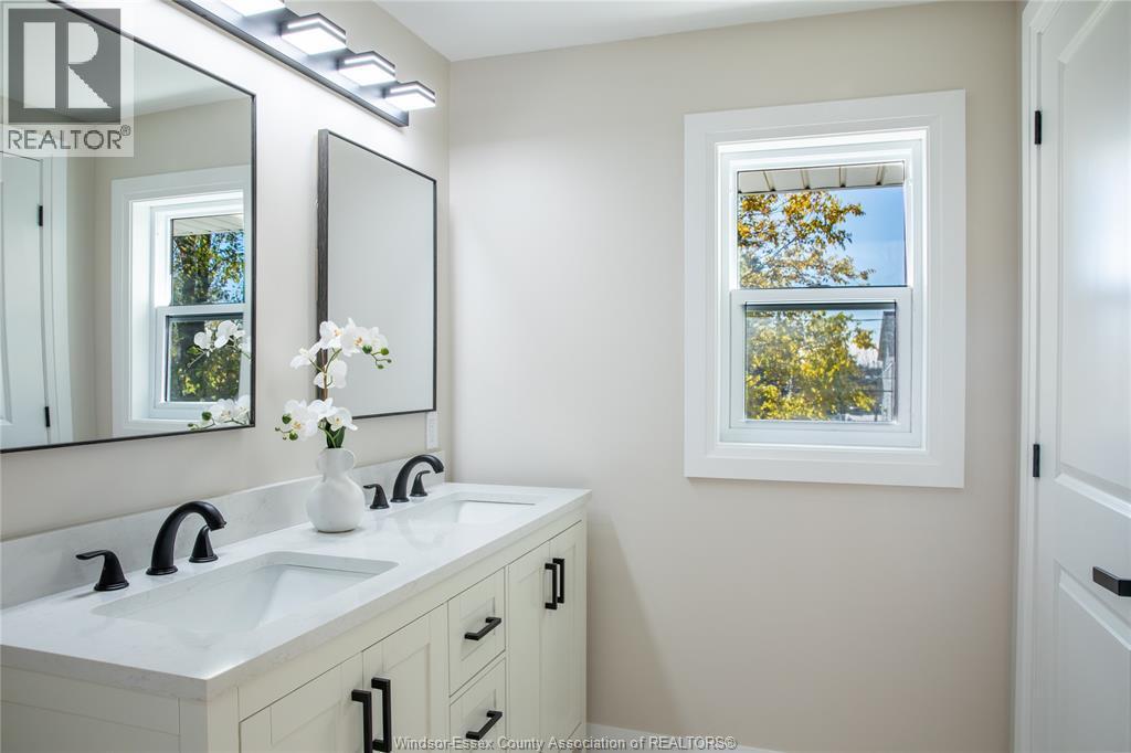 737 Charles Street, Windsor, ON - Indoor Photo Showing Bathroom
