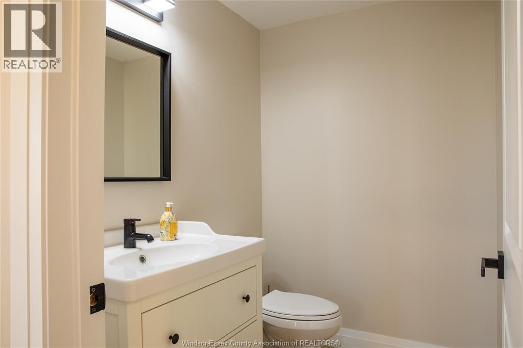 737 Charles Street, Windsor, ON - Indoor Photo Showing Bathroom