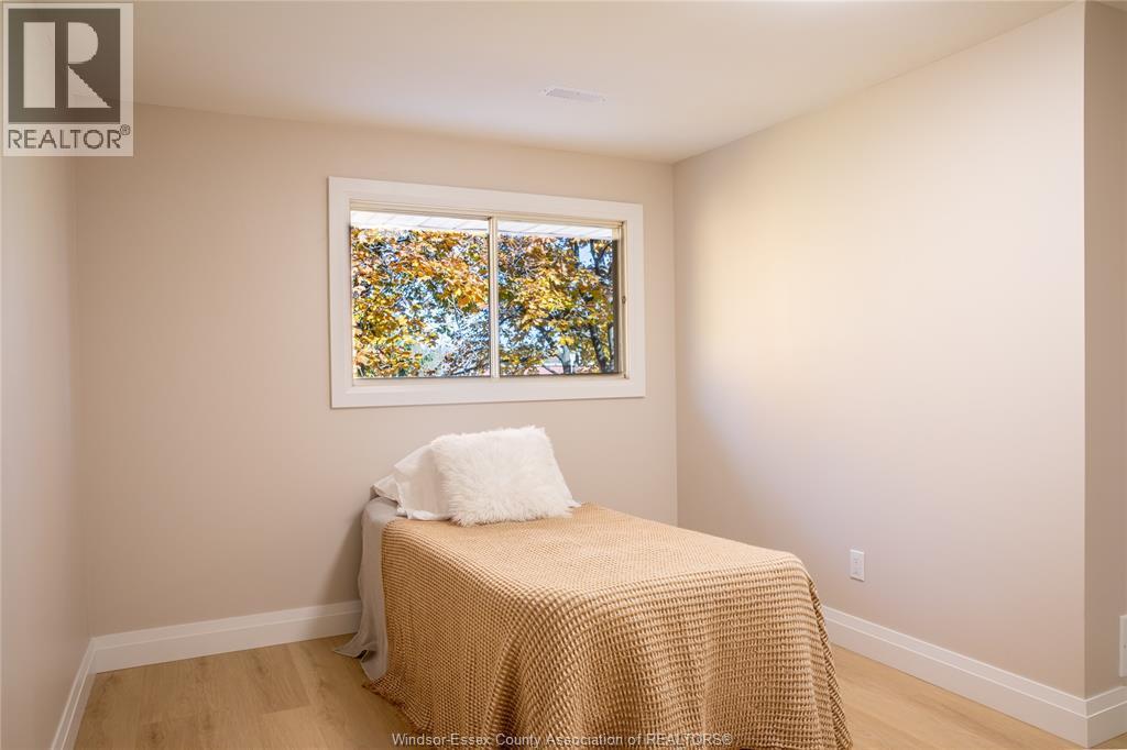 737 Charles Street, Windsor, ON - Indoor Photo Showing Bedroom