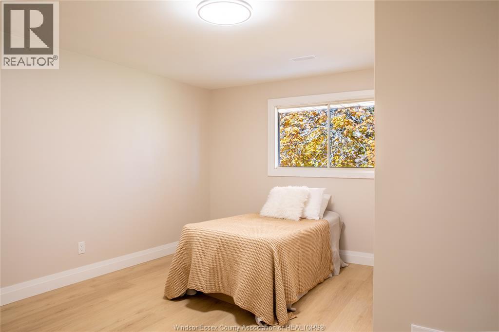 737 Charles Street, Windsor, ON - Indoor Photo Showing Bedroom
