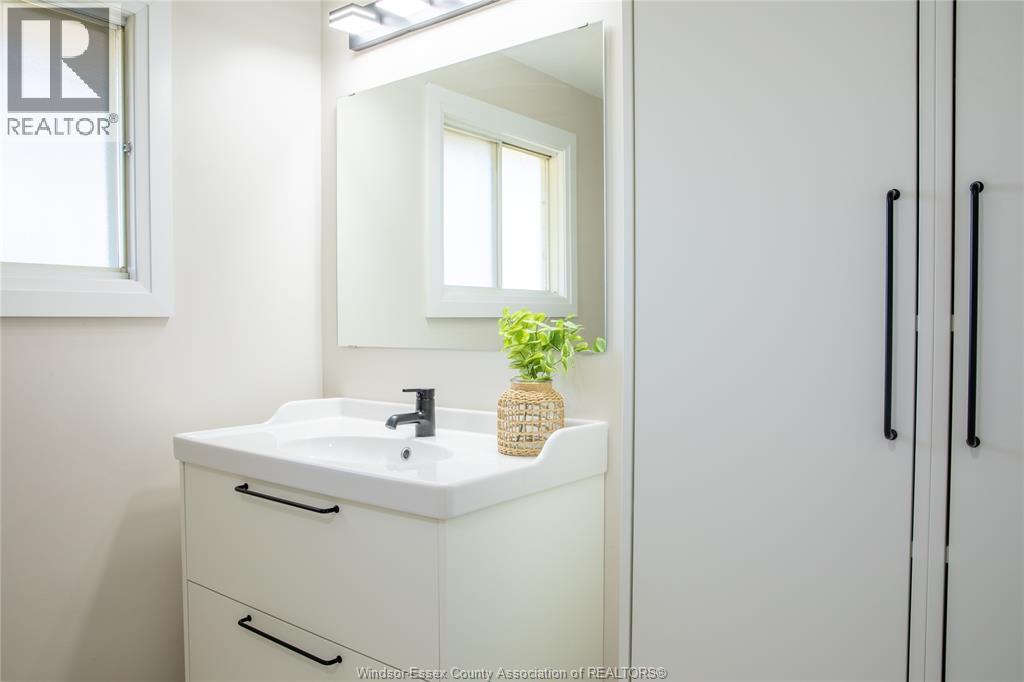 737 Charles Street, Windsor, ON - Indoor Photo Showing Bathroom