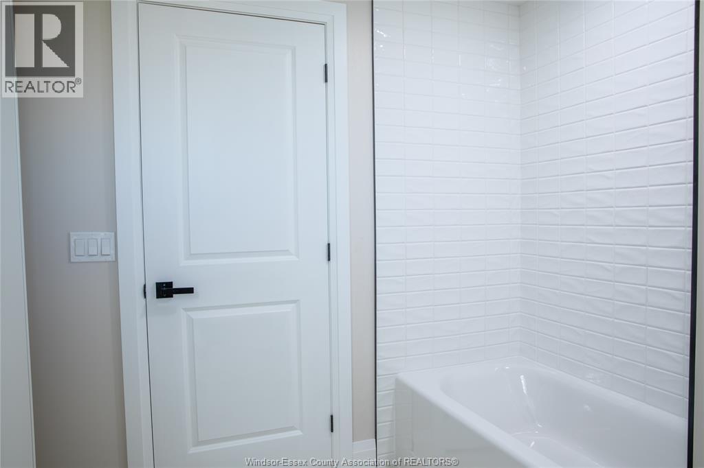 737 Charles Street, Windsor, ON - Indoor Photo Showing Bathroom