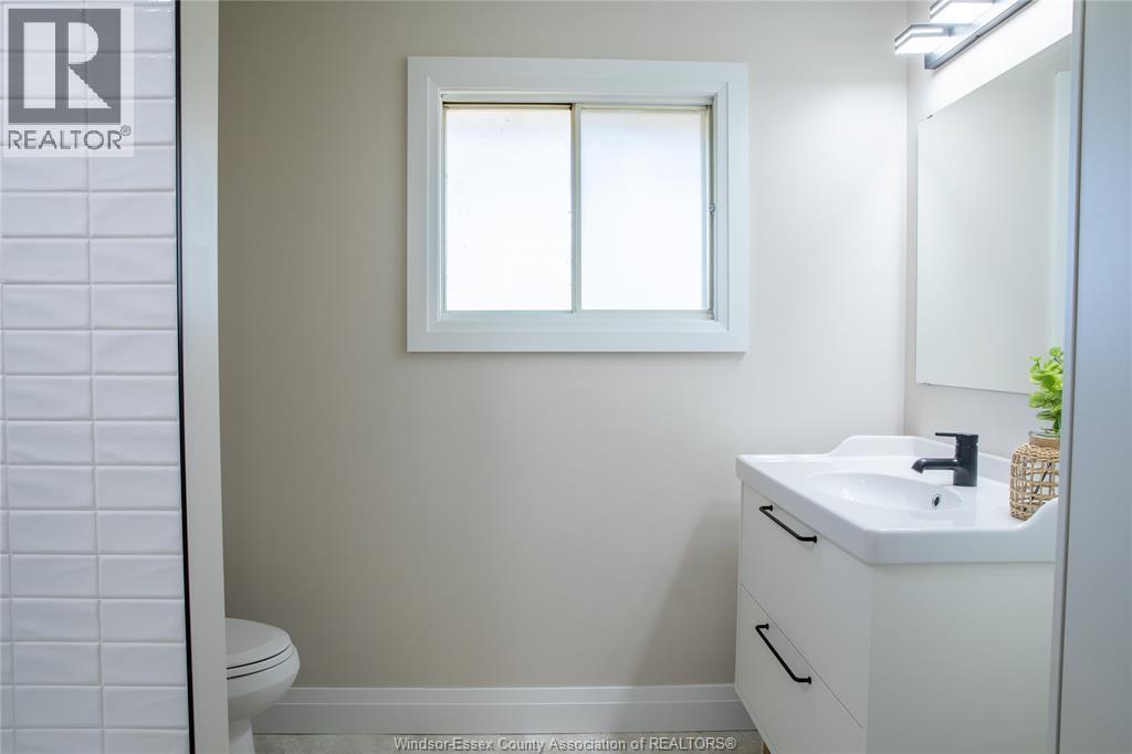 737 Charles Street, Windsor, ON - Indoor Photo Showing Bathroom