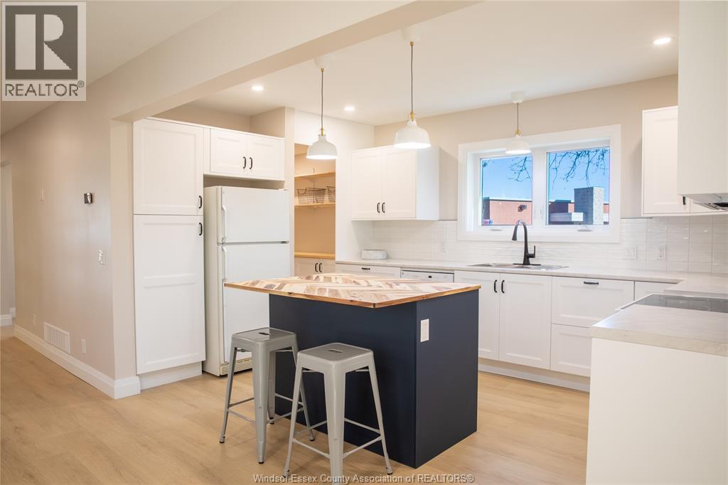 737 Charles Street, Windsor, ON - Indoor Photo Showing Kitchen