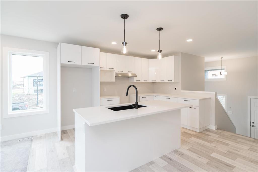 33 Crocus Lane, West St Paul, MB - Indoor Photo Showing Kitchen With Upgraded Kitchen
