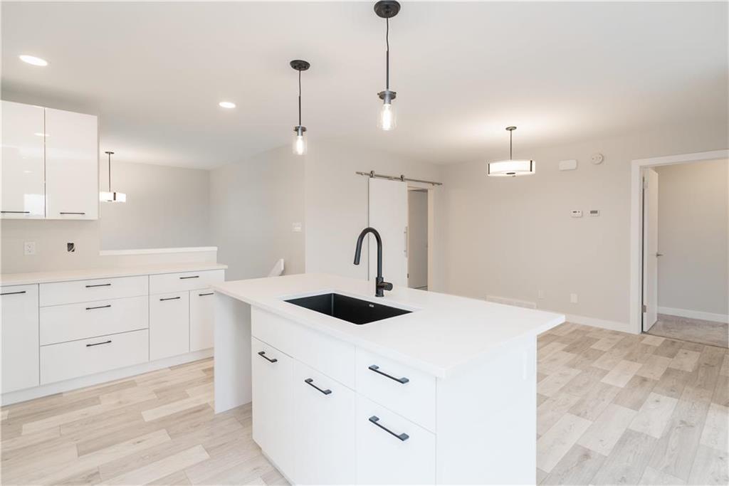 33 Crocus Lane, West St Paul, MB - Indoor Photo Showing Kitchen With Upgraded Kitchen