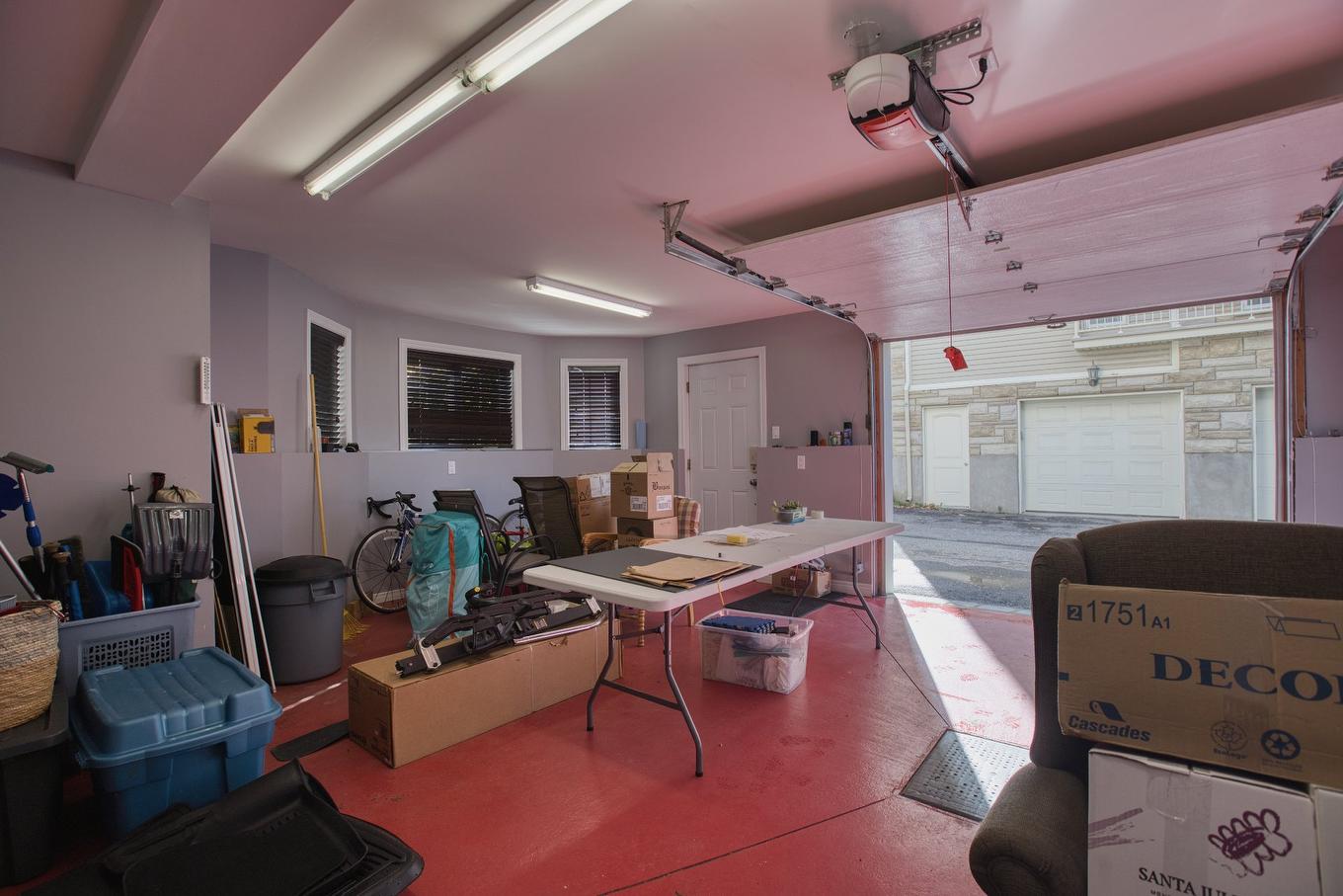 Garage - A-3567 Boul. Ste-Rose, Laval (Fabreville), QC - Indoor Photo Showing Garage