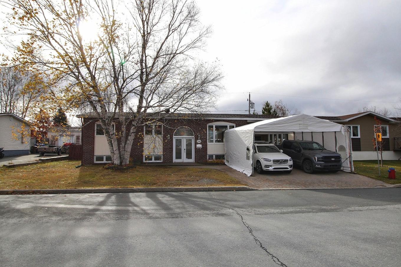 Frontage - 1725 Boul. Forest, Val-D'Or, QC - Outdoor