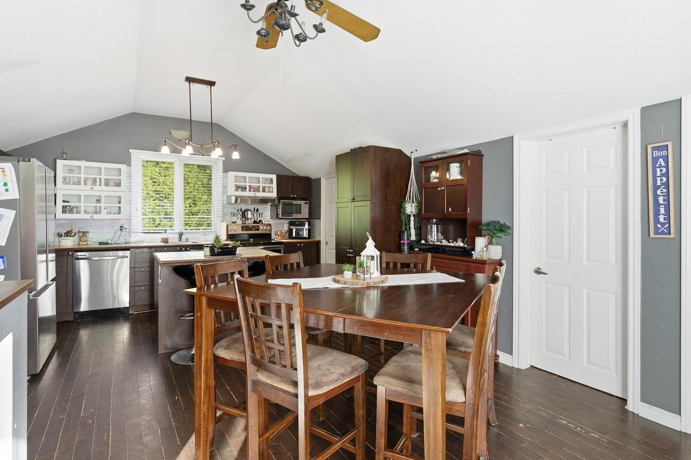 Salle à manger - 640 Rue Des Épinettes, Saint-Hippolyte, QC - Indoor Photo Showing Dining Room