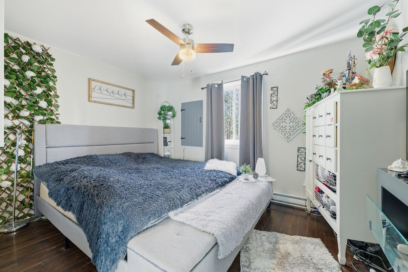 Chambre à coucher principale - 640 Rue Des Épinettes, Saint-Hippolyte, QC - Indoor Photo Showing Bedroom