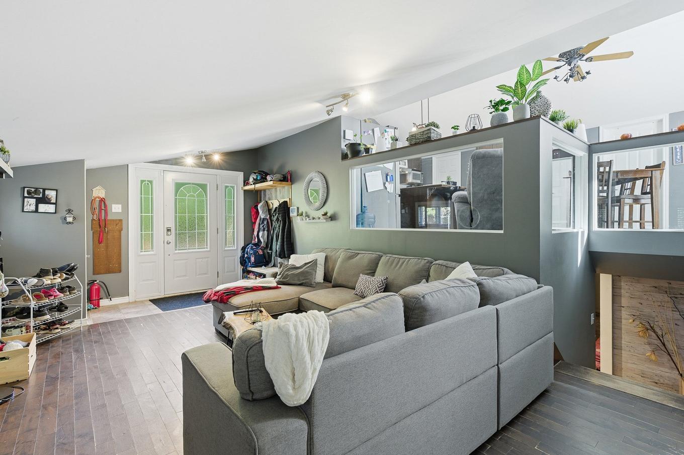 Salon - 640 Rue Des Épinettes, Saint-Hippolyte, QC - Indoor