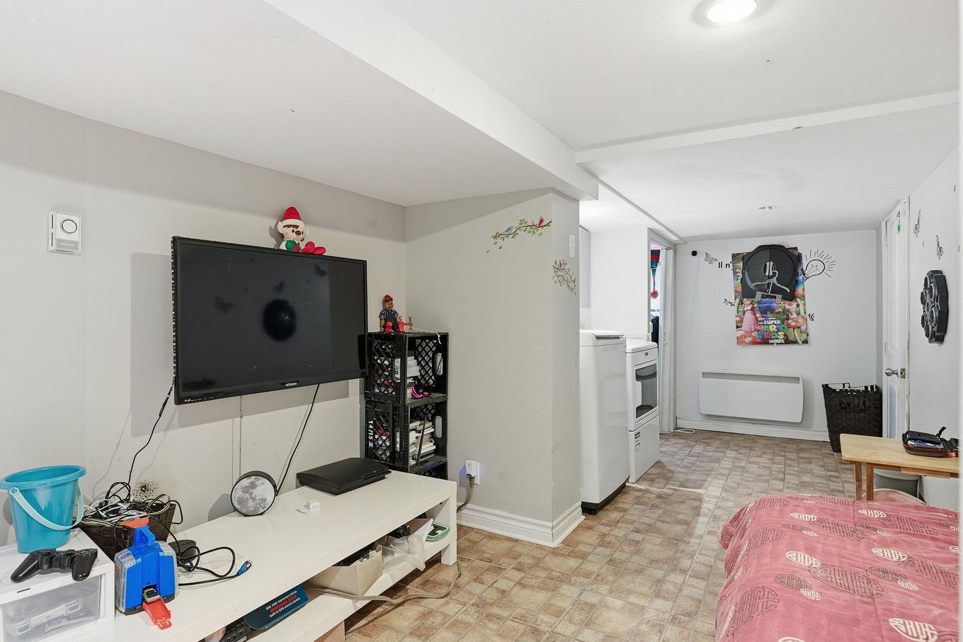 Salle familiale - 640 Rue Des Épinettes, Saint-Hippolyte, QC - Indoor