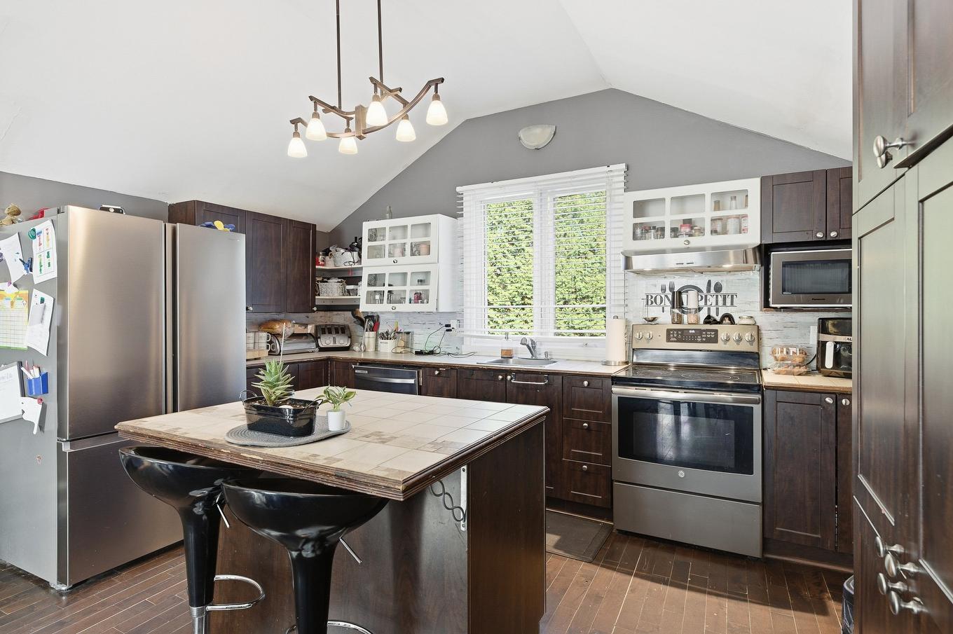 Cuisine - 640 Rue Des Épinettes, Saint-Hippolyte, QC - Indoor Photo Showing Kitchen With Double Sink