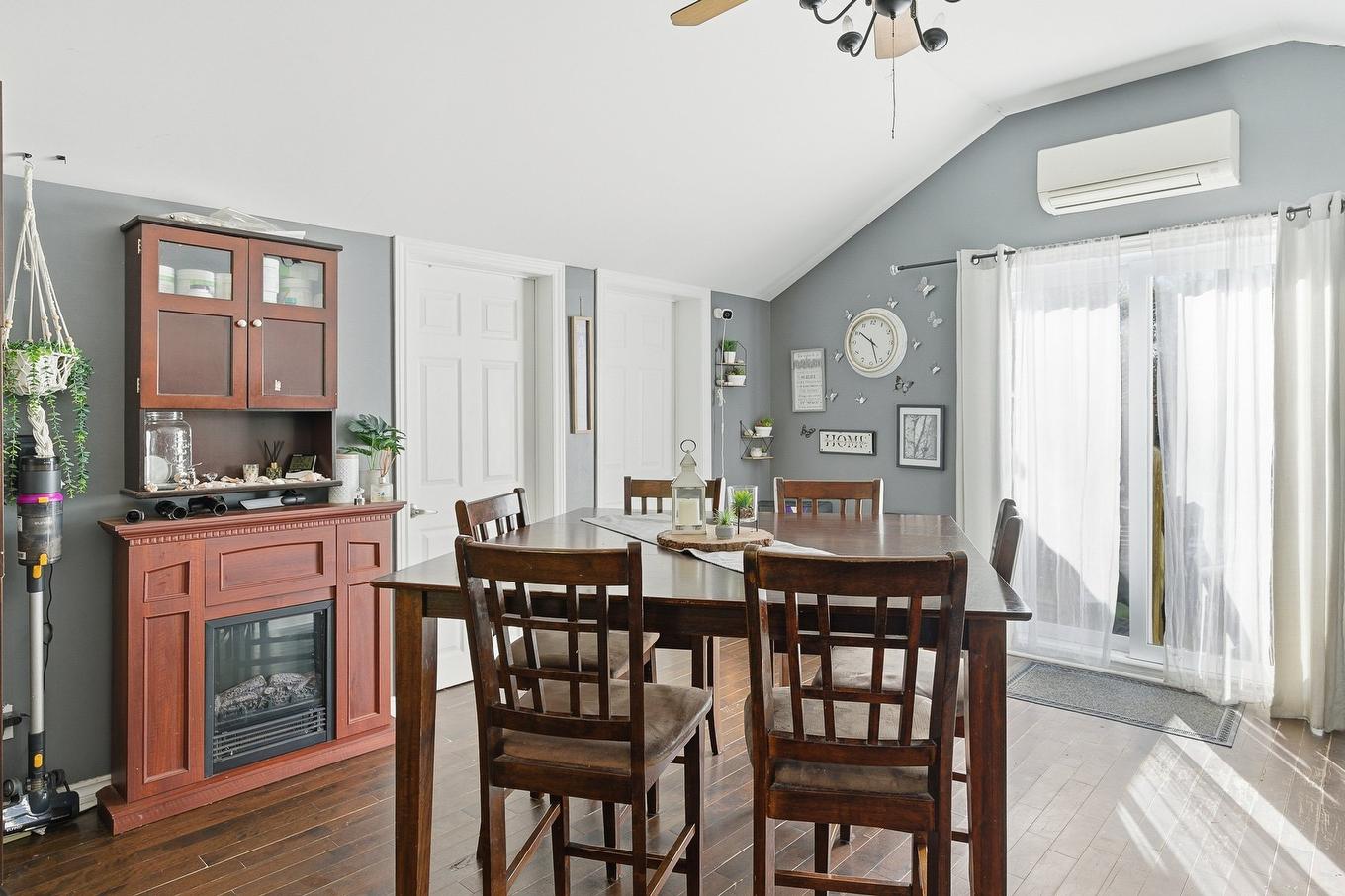 Salle à manger - 640 Rue Des Épinettes, Saint-Hippolyte, QC - Indoor Photo Showing Dining Room With Fireplace
