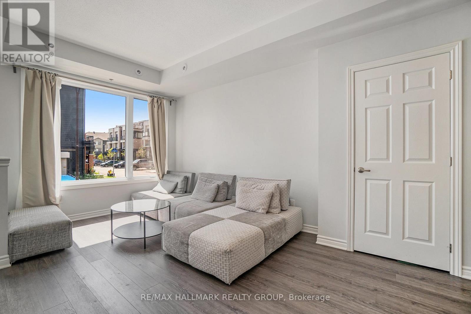 577 Takamose Private, Ottawa, ON - Indoor Photo Showing Living Room
