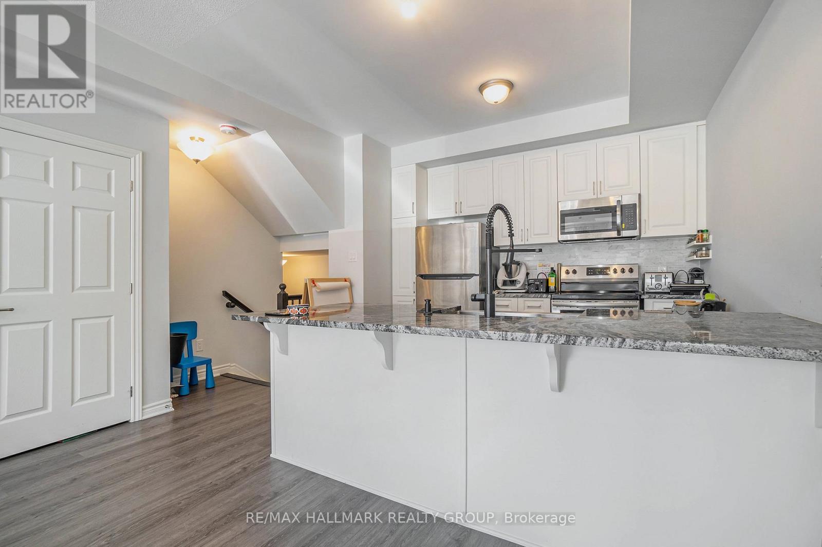 577 Takamose Private, Ottawa, ON - Indoor Photo Showing Kitchen With Upgraded Kitchen