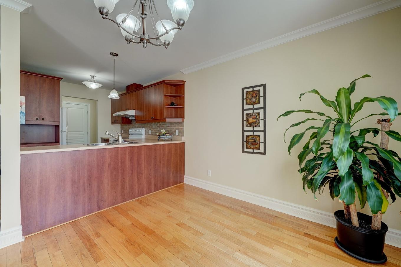 Dining room - 204-2408 Rue Racine, Longueuil (Saint-Hubert), QC - Indoor Photo Showing Kitchen