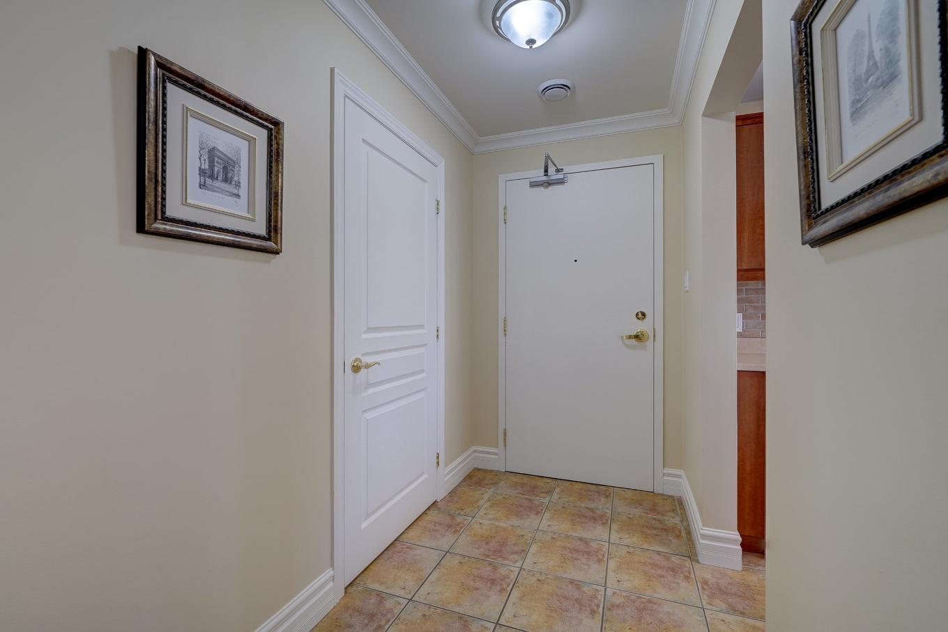 Hall - 204-2408 Rue Racine, Longueuil (Saint-Hubert), QC - Indoor Photo Showing Other Room
