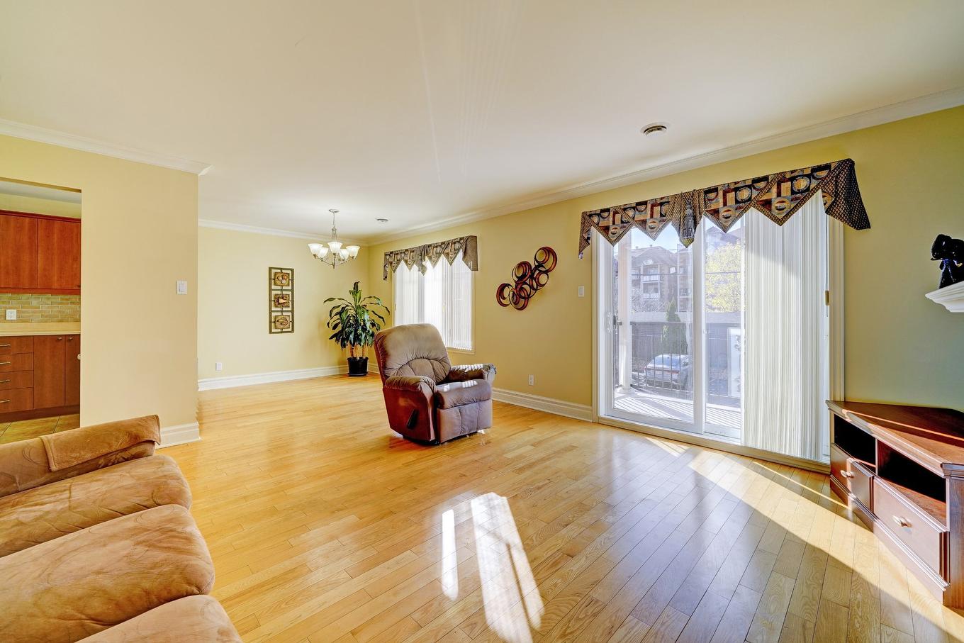 Living room - 204-2408 Rue Racine, Longueuil (Saint-Hubert), QC - Indoor Photo Showing Living Room