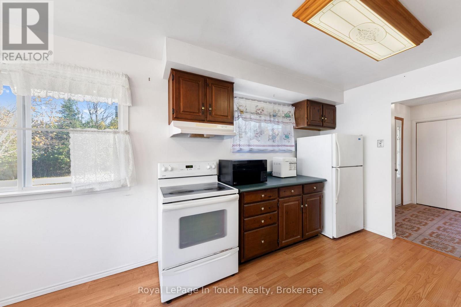Kitrchen - 2 Coppercliff Crescent, Tiny, ON - Indoor Photo Showing Kitchen