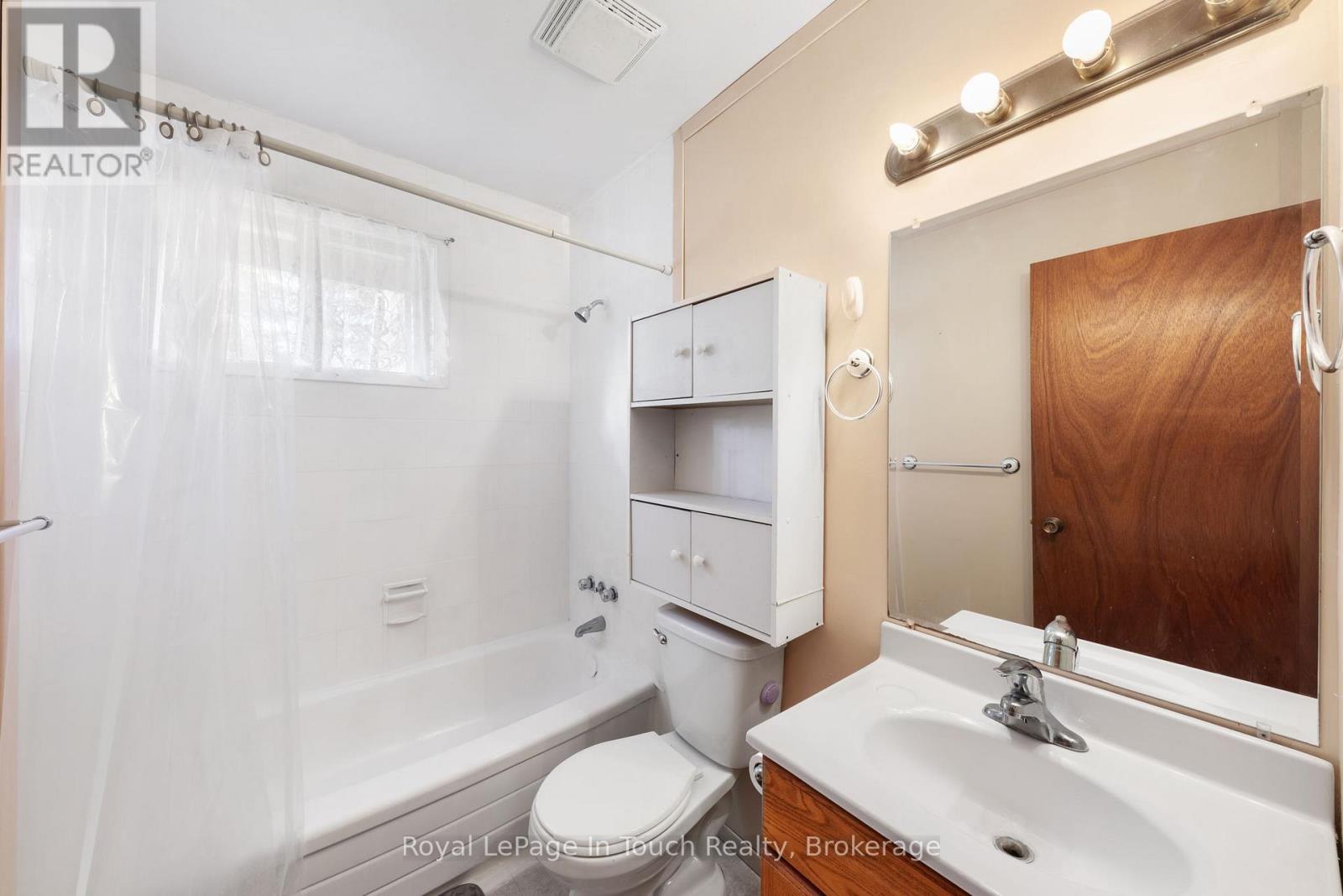 4 PC Bath - 2 Coppercliff Crescent, Tiny, ON - Indoor Photo Showing Bathroom