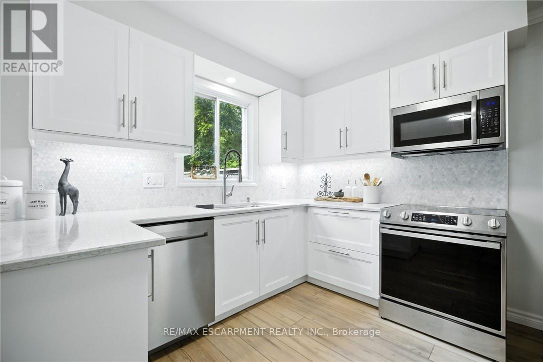 38 Locke Street S, Hamilton, ON - Indoor Photo Showing Kitchen With Upgraded Kitchen