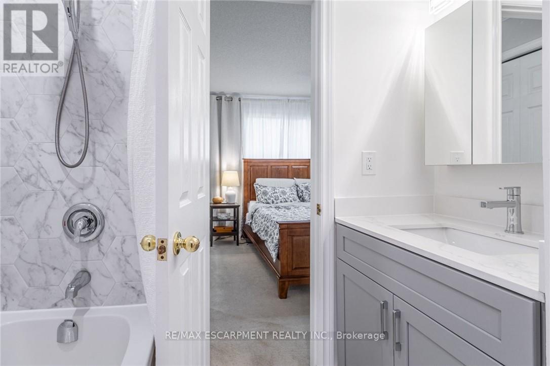 38 Locke Street S, Hamilton, ON - Indoor Photo Showing Bathroom