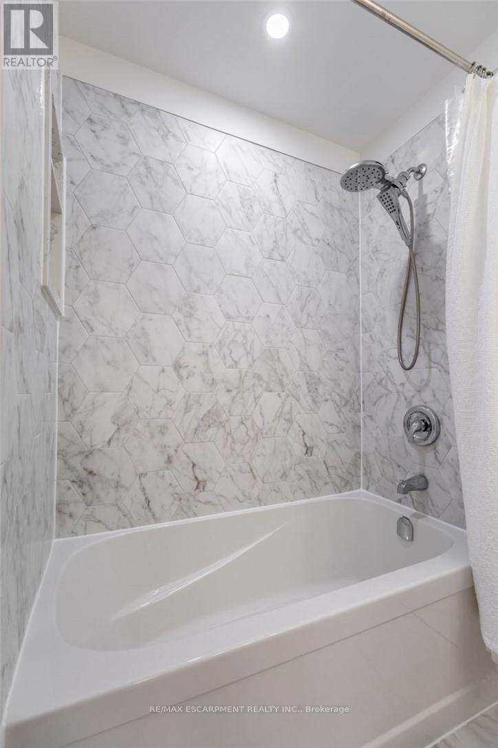 38 Locke Street S, Hamilton, ON - Indoor Photo Showing Bathroom