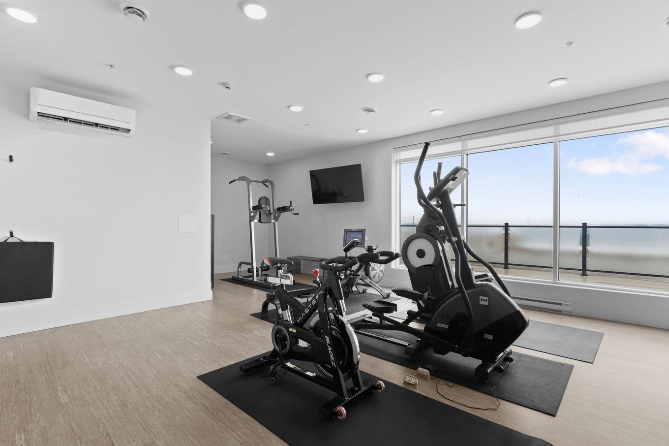 Exercise room - 406-9175 Rue Lennon, Brossard, QC - Indoor Photo Showing Gym Room