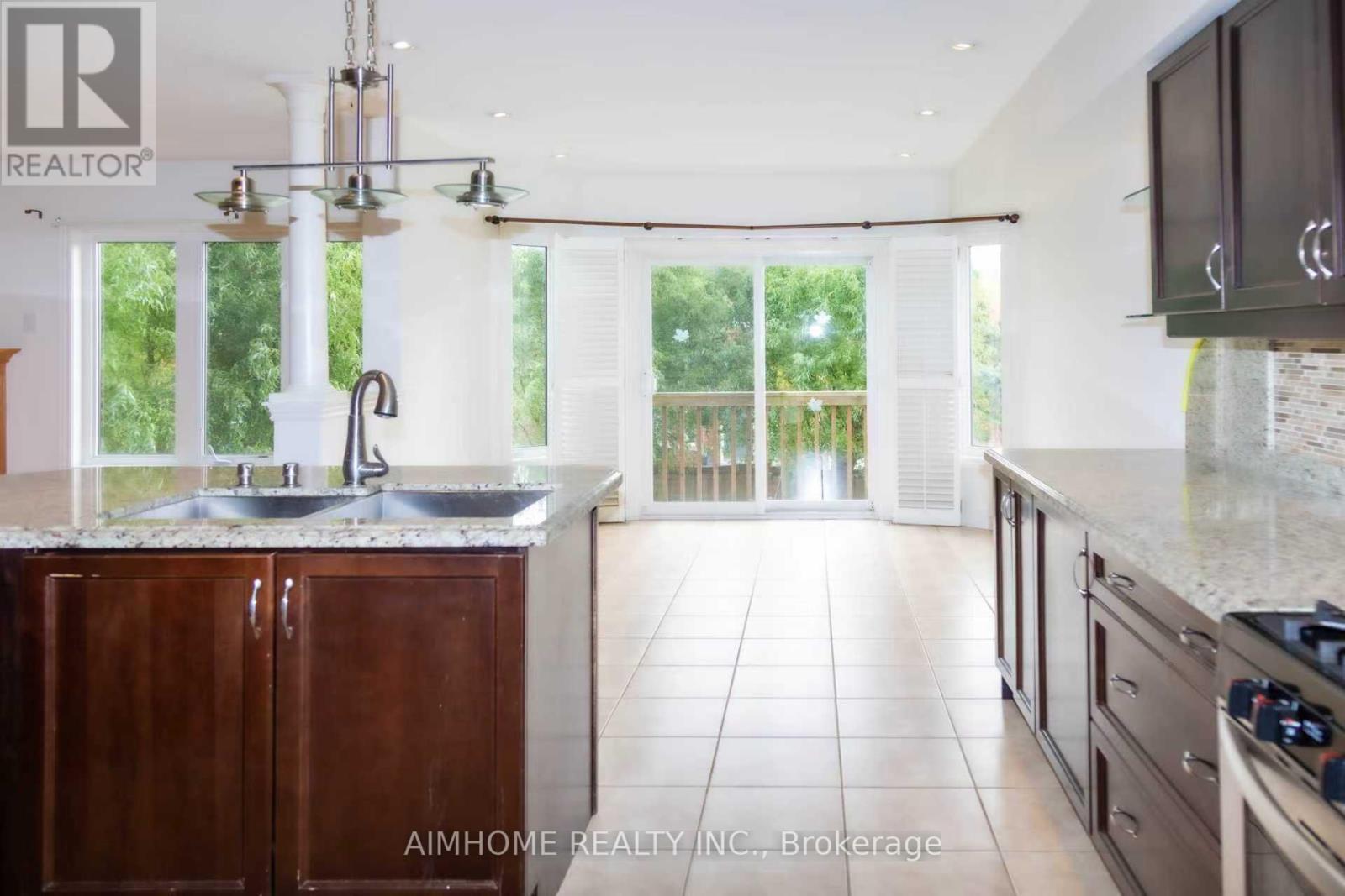19 Durango Drive, Richmond Hill, ON - Indoor Photo Showing Kitchen With Double Sink With Upgraded Kitchen