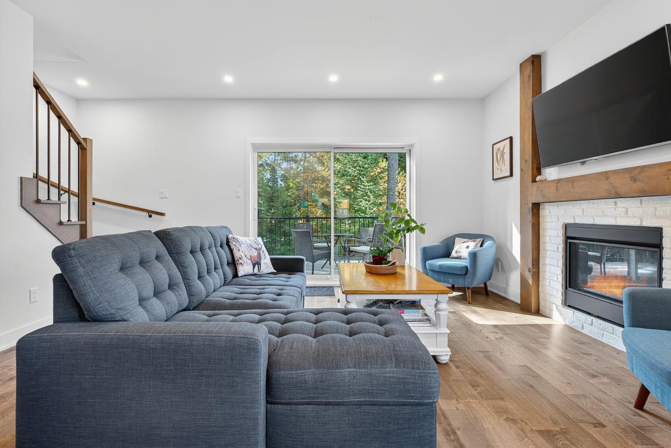 Living room - 580 Rue Charlie-Forbell, Mont-Tremblant, QC - Indoor Photo Showing Living Room With Fireplace