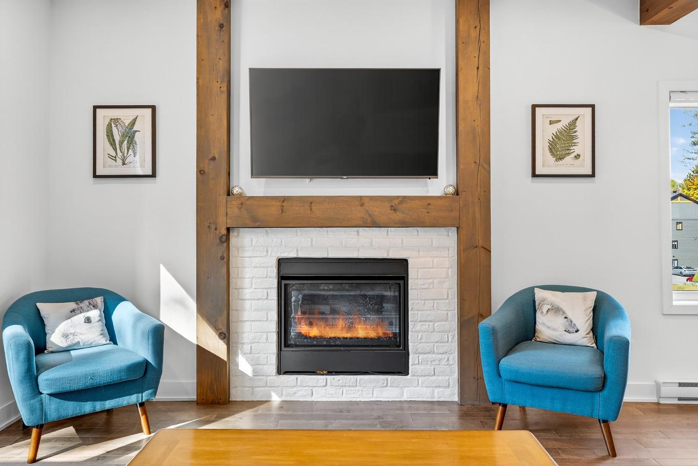 Living room - 580 Rue Charlie-Forbell, Mont-Tremblant, QC - Indoor Photo Showing Living Room With Fireplace