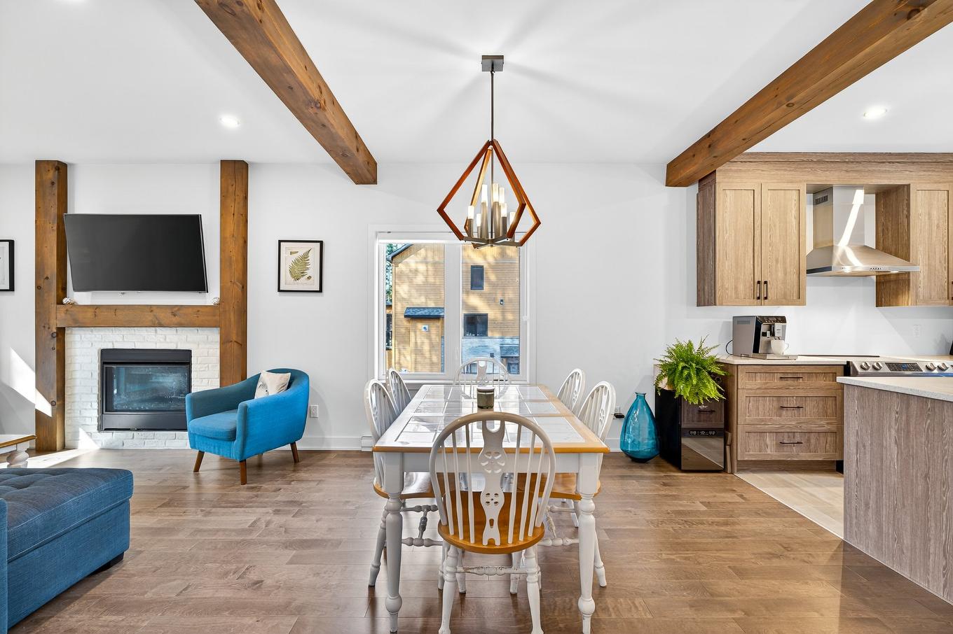 Dining room - 580 Rue Charlie-Forbell, Mont-Tremblant, QC - Indoor With Fireplace