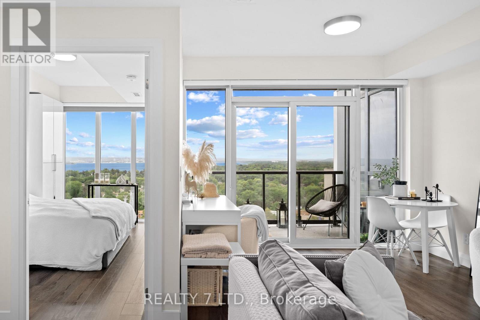 1701 - 500 Brock Avenue N, Burlington (Brant), ON - Indoor