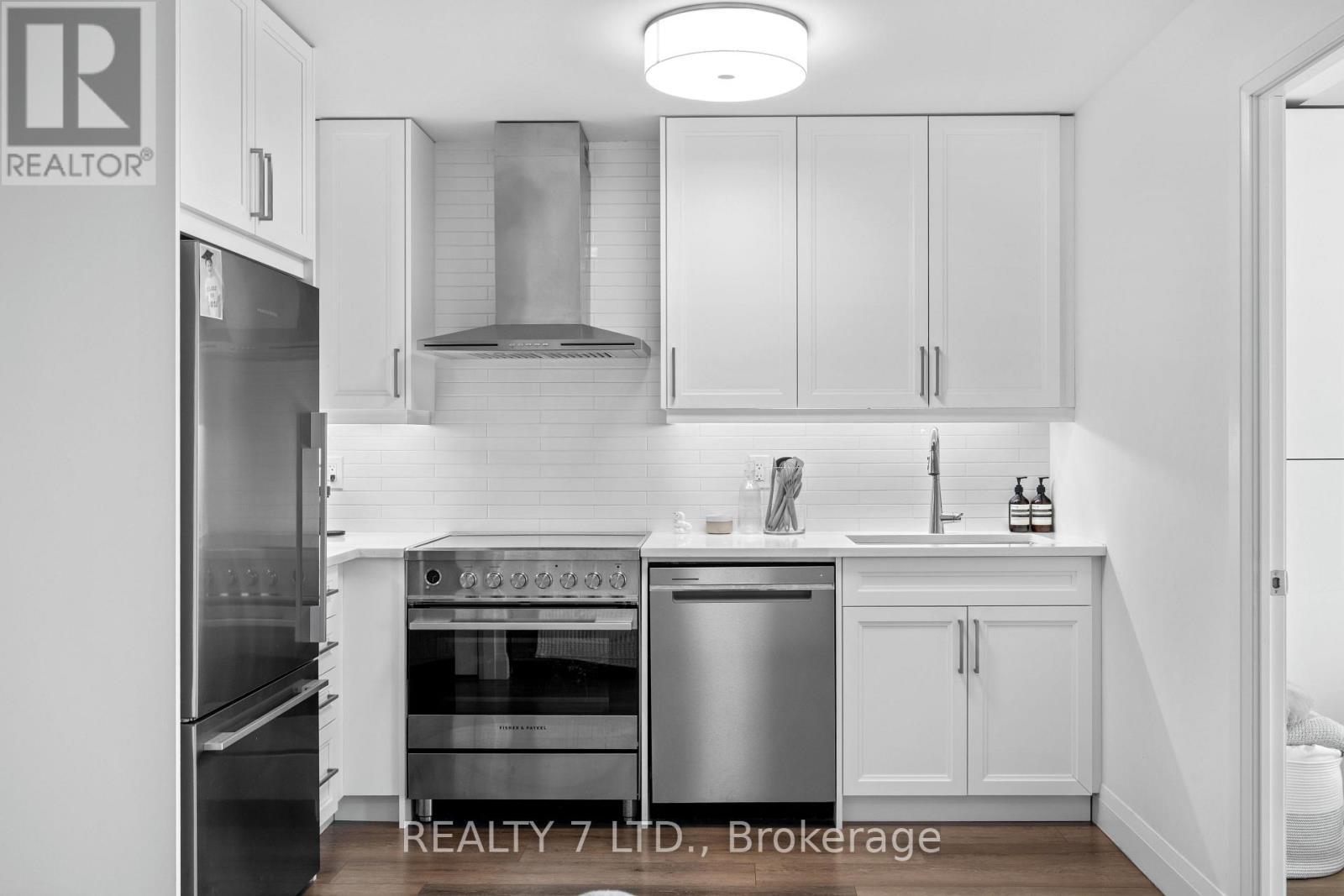 1701 - 500 Brock Avenue N, Burlington (Brant), ON - Indoor Photo Showing Kitchen With Upgraded Kitchen