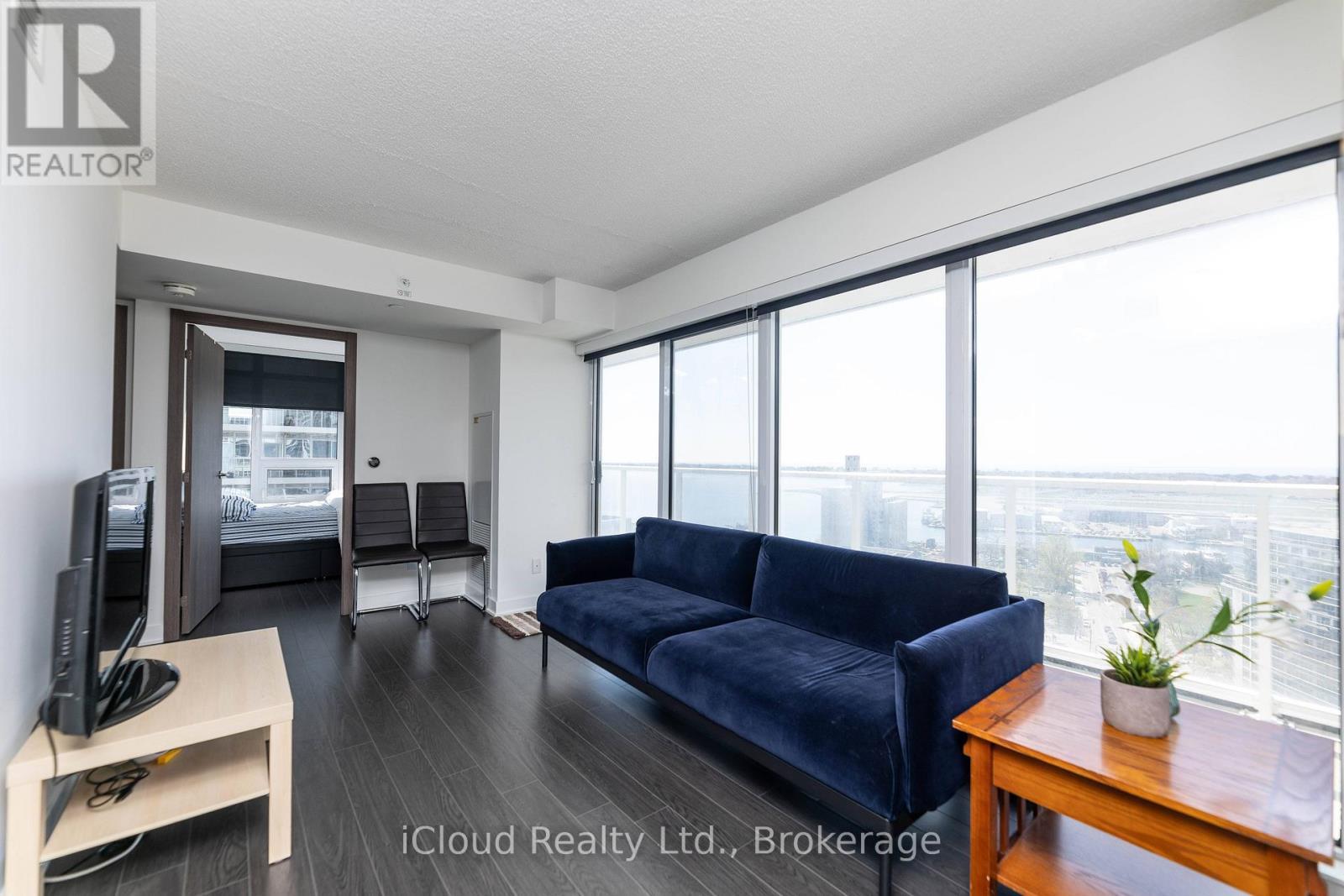 2311 - 19 Bathurst Street, Toronto, ON - Indoor Photo Showing Living Room