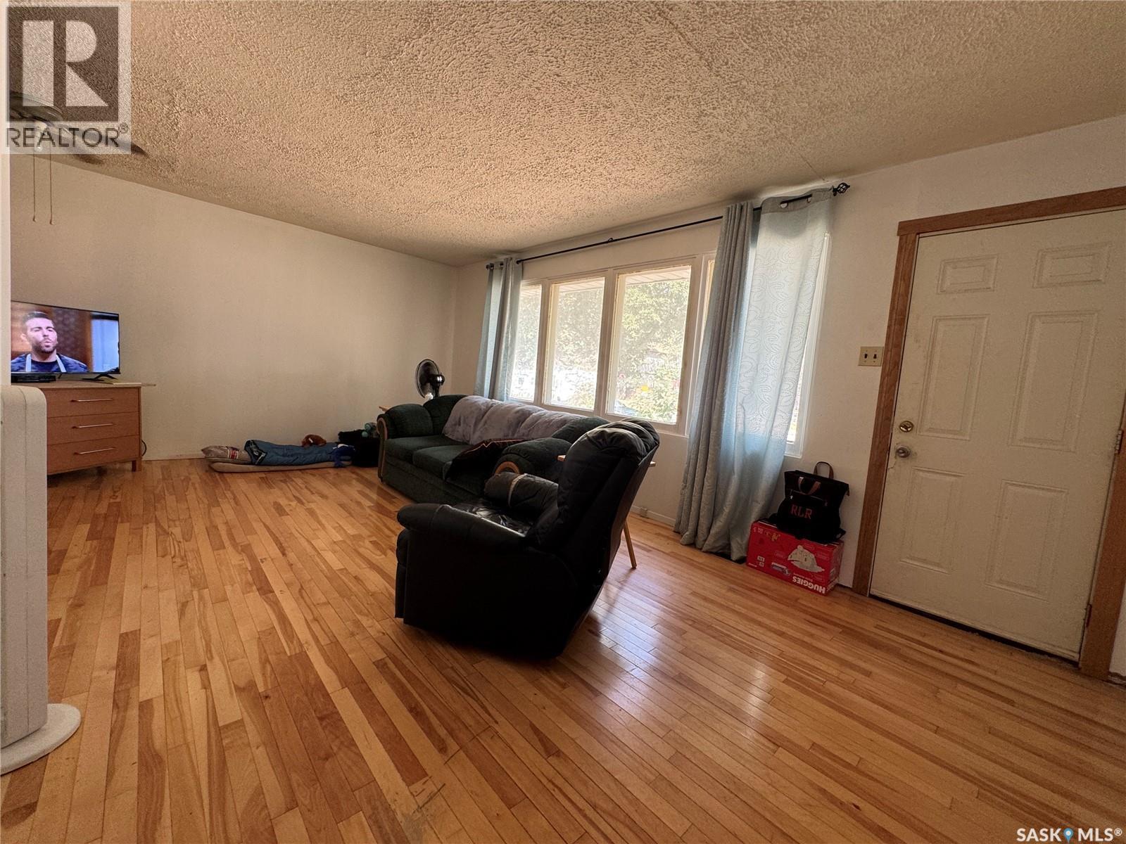 168 Smith Street, Regina, SK - Indoor