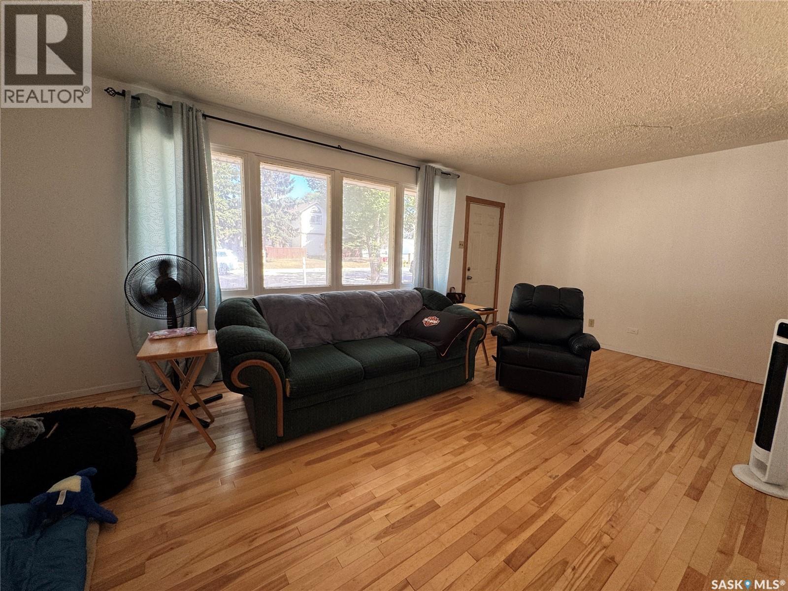 168 Smith Street, Regina, SK - Indoor Photo Showing Living Room