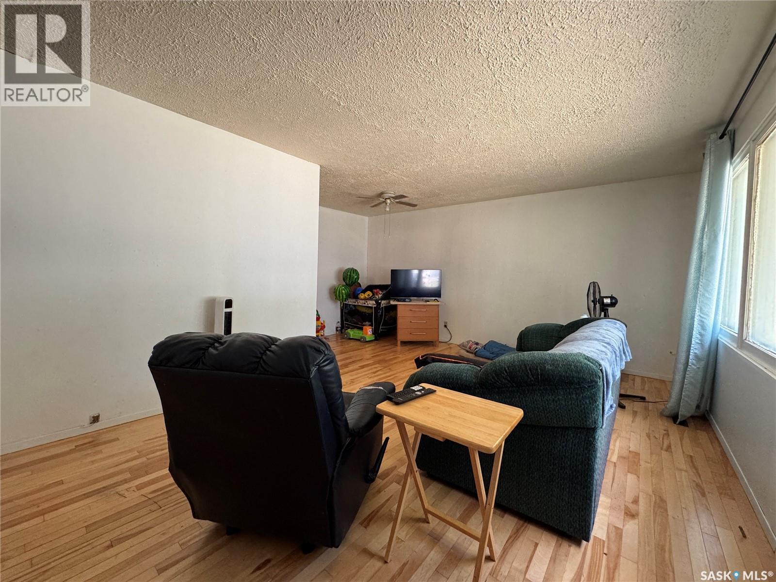 168 Smith Street, Regina, SK - Indoor