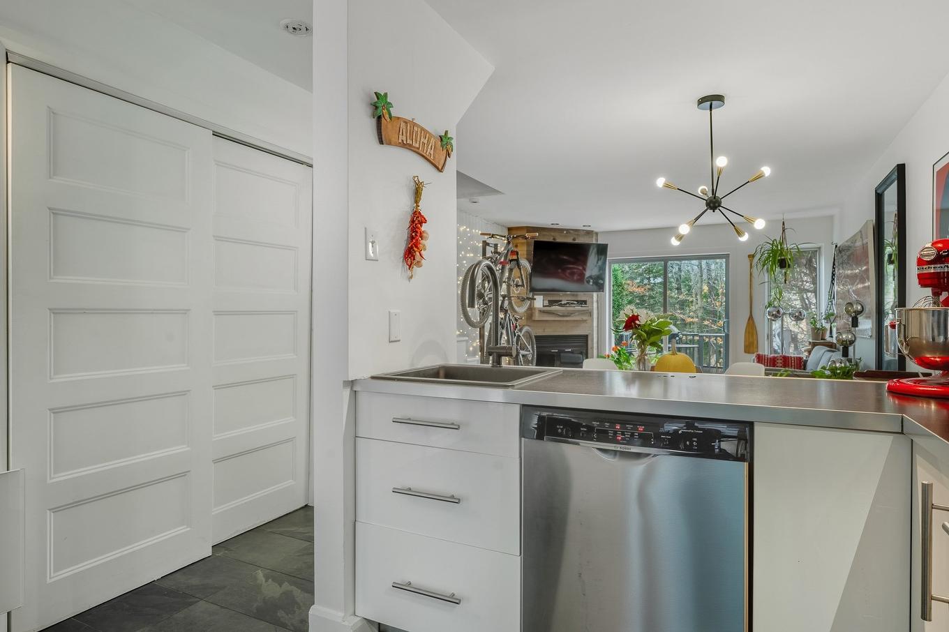 Kitchen - 103-280 Ch. Des Grappes, Piedmont, QC - Indoor Photo Showing Kitchen With Double Sink