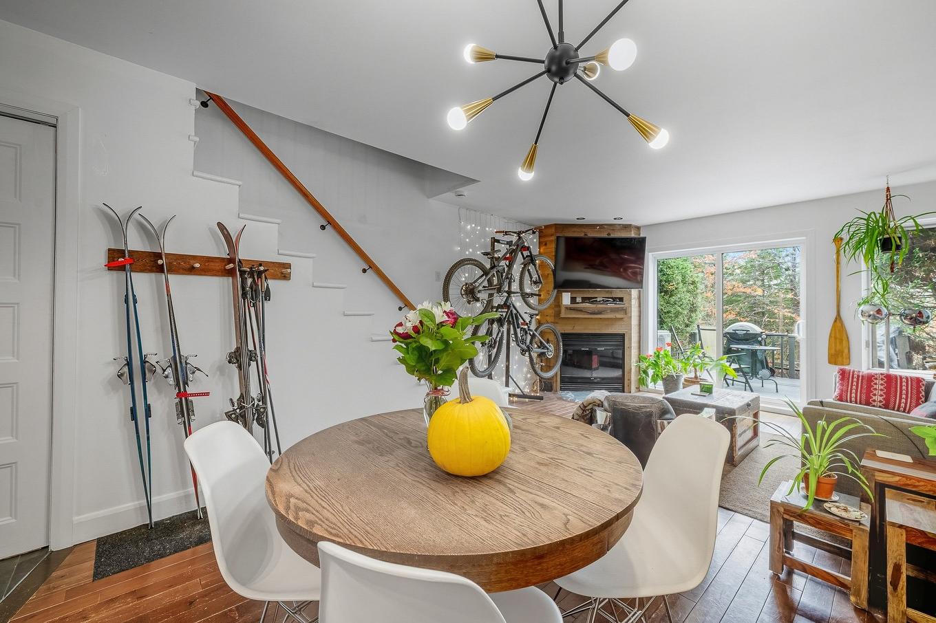 Dining room - 103-280 Ch. Des Grappes, Piedmont, QC - Indoor Photo Showing Dining Room With Fireplace