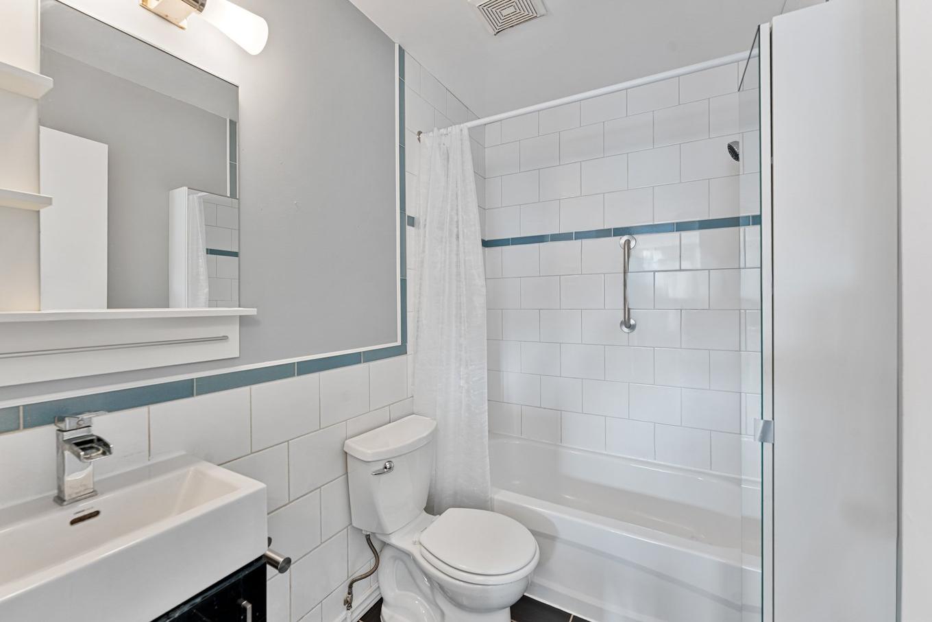 Bathroom - 4-4753 Rue Pontiac, Montréal (Le Plateau-Mont-Royal), QC - Indoor Photo Showing Bathroom