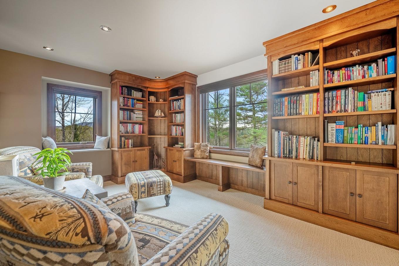 Library - 1835 Rue De La Forêt, Sainte-Adèle, QC - Indoor