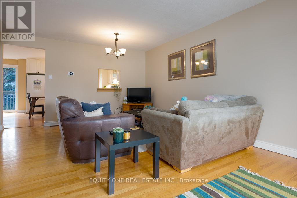 2557 Flannery Drive, Ottawa, ON - Indoor Photo Showing Living Room