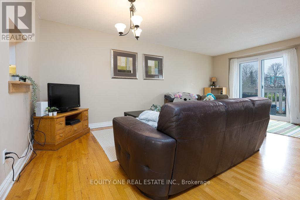 2557 Flannery Drive, Ottawa, ON - Indoor Photo Showing Living Room