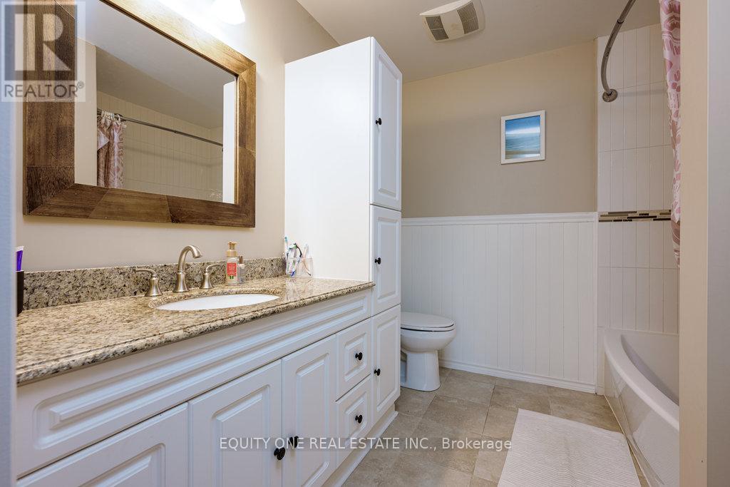 2557 Flannery Drive, Ottawa, ON - Indoor Photo Showing Bathroom