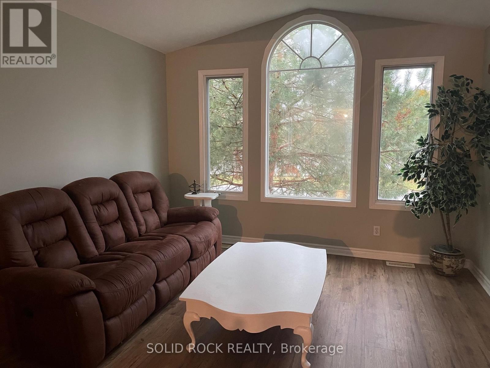 492 Boxwood Street S, Kingston (South Of Taylor-Kidd Blvd), ON - Indoor Photo Showing Living Room
