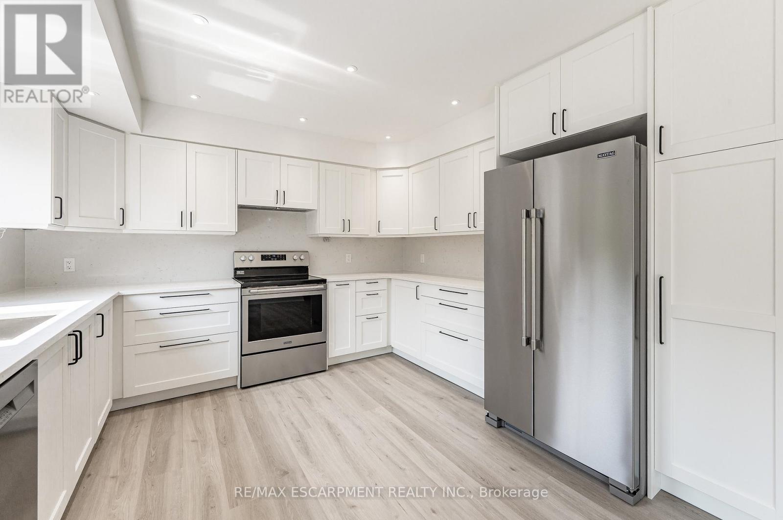 Upper - 664 Hiawatha Boulevard, Hamilton, ON - Indoor Photo Showing Kitchen