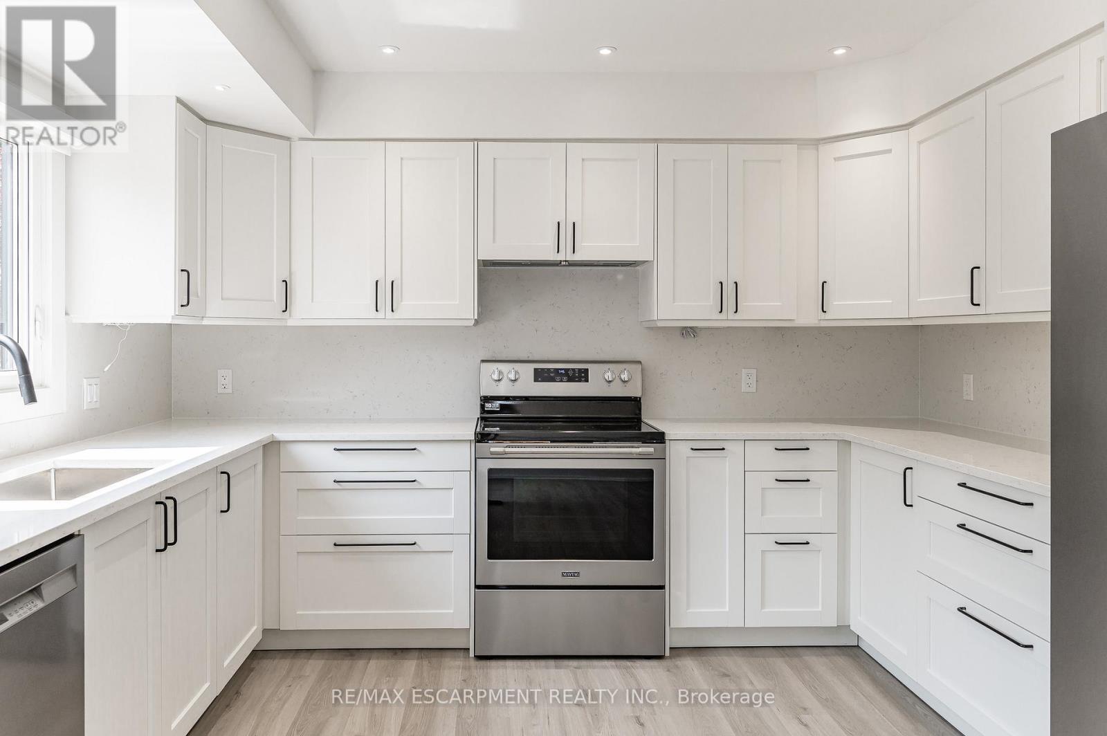 Upper - 664 Hiawatha Boulevard, Hamilton, ON - Indoor Photo Showing Kitchen